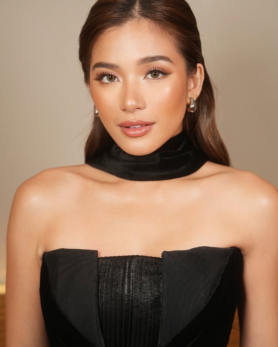 aiahenjoyer's tweet photo. truly one of her best looks. gosh, i can’t get enough of her whole fit here. literally everything is on point. chef’s kiss. 🥹🩵 https://t.co/VFDIOjuwxa