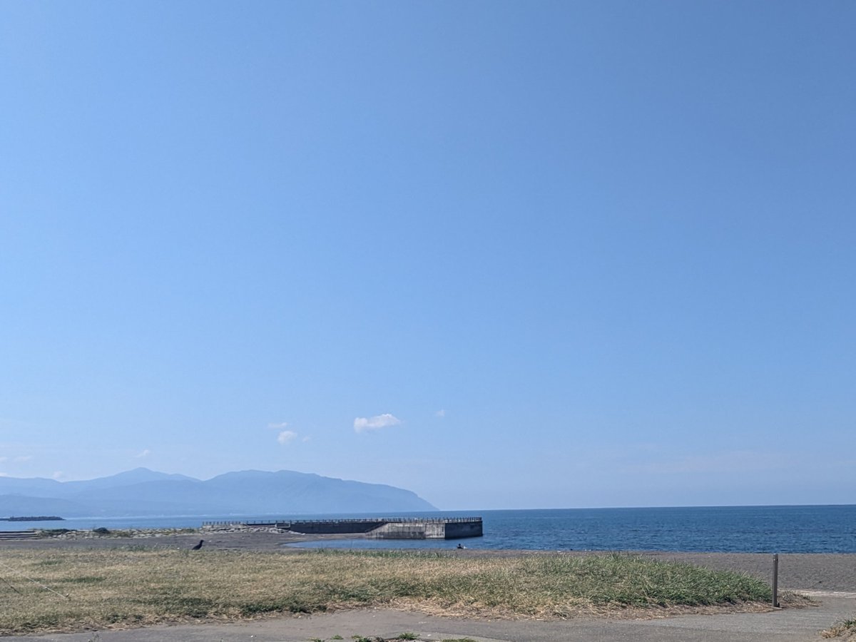 aumganka's tweet photo. 旭川医大から約120キロ留萌に海を見に行きました。旧留萌駅前にある自由市場内、午後には売り切れてしまう長田鮮魚店の海鮮丼を買って海を見ながらいただきました。ウニは8月が旬で9月まで入荷があるかもです ＃旭川医大 ＃海鮮丼 ＃留萌 ＃北海道 #長田鮮魚店 https://t.co/Oj6tEnET5P