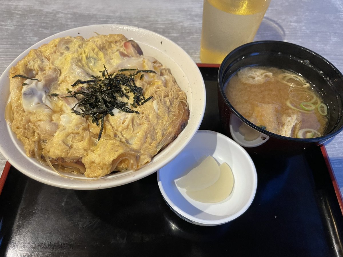 syantei's tweet photo. 昨日の夜は道の駅むかわで車中泊
晩御飯はホッキ丼
車中泊公認の道の駅なんで夜は結構な車の数
朝風呂5時から入れるのがいい！
#北海道車中泊 https://t.co/gAUl6094XC