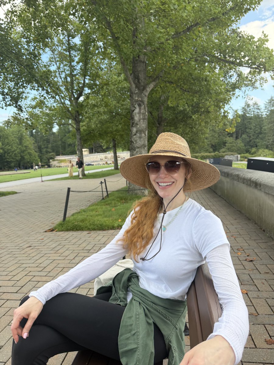 LauraPrepon's tweet photo. Summer walk… ☀️🧛🏻‍♀️ https://t.co/SvdQpDO6Dt