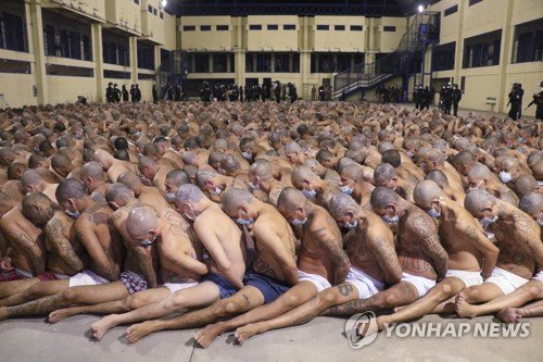S_N_Ooo_b's tweet photo. 굳이 집행유예도 필요 없고 엘살바도르 감옥처럼 해놓으면 알아서 사람 수도 줄고 좋을 것 같음 https://t.co/aBu94bviKb