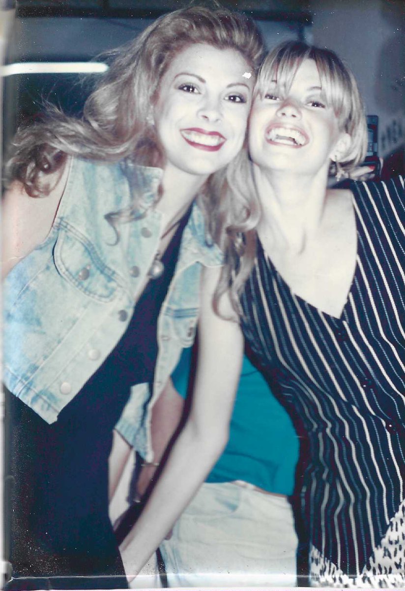 Flansoficial_'s tweet photo. Así de pegaditas desde 1985👩🏼‍🐰‍👩🏽#Flans40 https://t.co/ZXrKLvnxdC