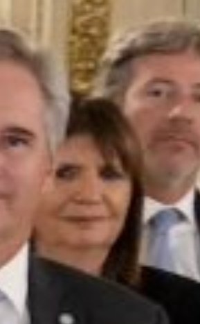 Piritooo21's tweet photo. Mira la cámara como si fuera un vino la vieja borracha impresentable esta https://t.co/fxqulnFJgO