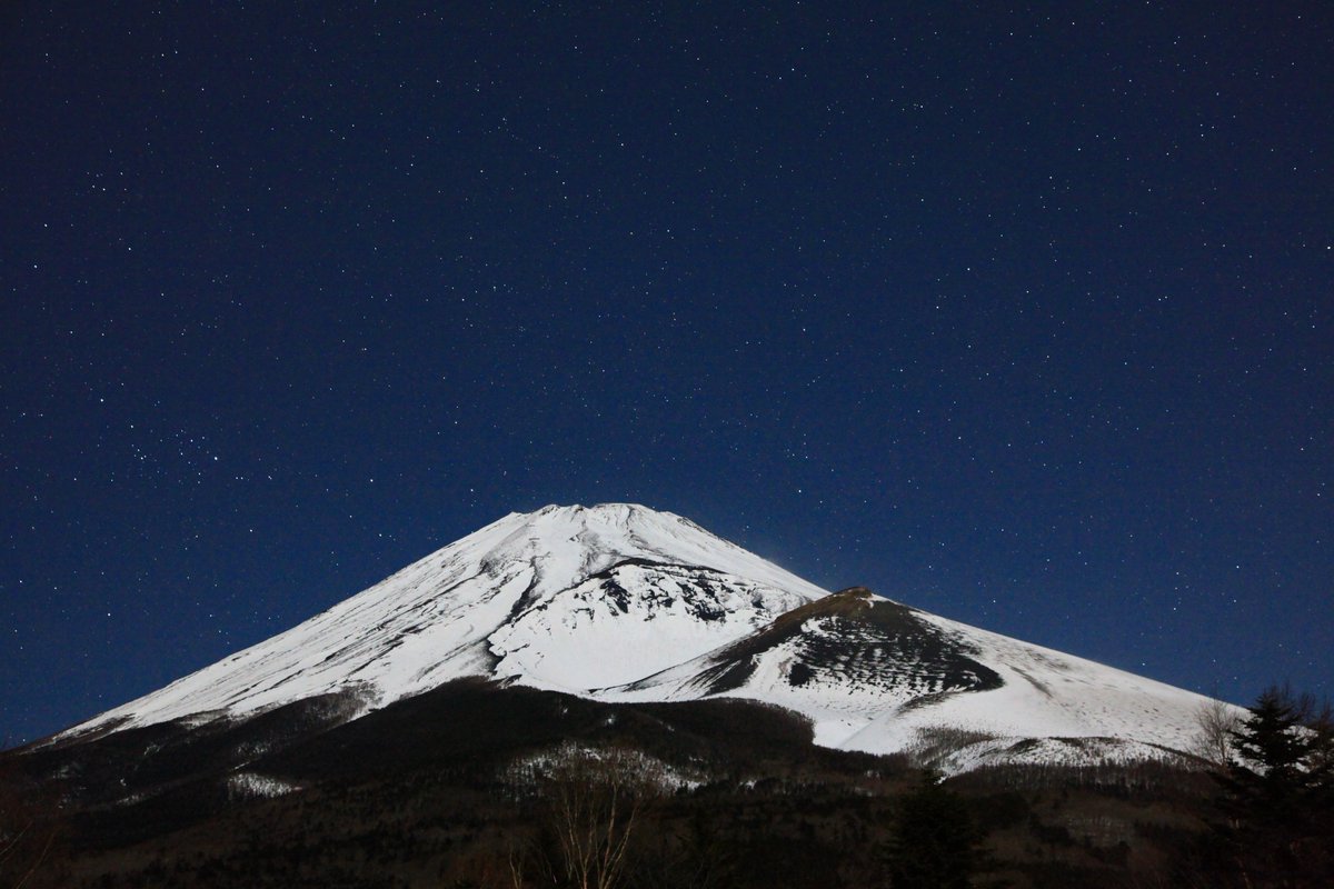 kobetaro7's tweet photo. 富士山🗻〜
水ヶ塚からの夜景富士。Shot:2015.1  #富士山 #写真 #風景 #絶景 #japan https://t.co/aOACF8zDOp
