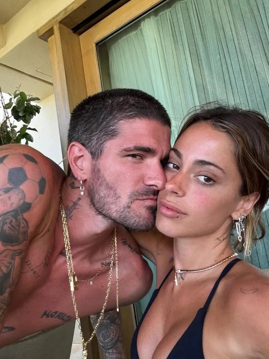 paseclave__'s tweet photo. 💣🔥 "Tini estuvo pesando 30 kg y se QUEDÓ CASI PELADA cuando quiso despegarse de sus padres, y DE PAUL la sacó de muchas situaciones. ÉL NO DORMÍA, NO VIVÍA. Ella dice que LE DEBE MUCHO. Después lo termina dejando".  - Yanina Latorre sobre Tini Stoessel https://t.co/oKvjxzeTky