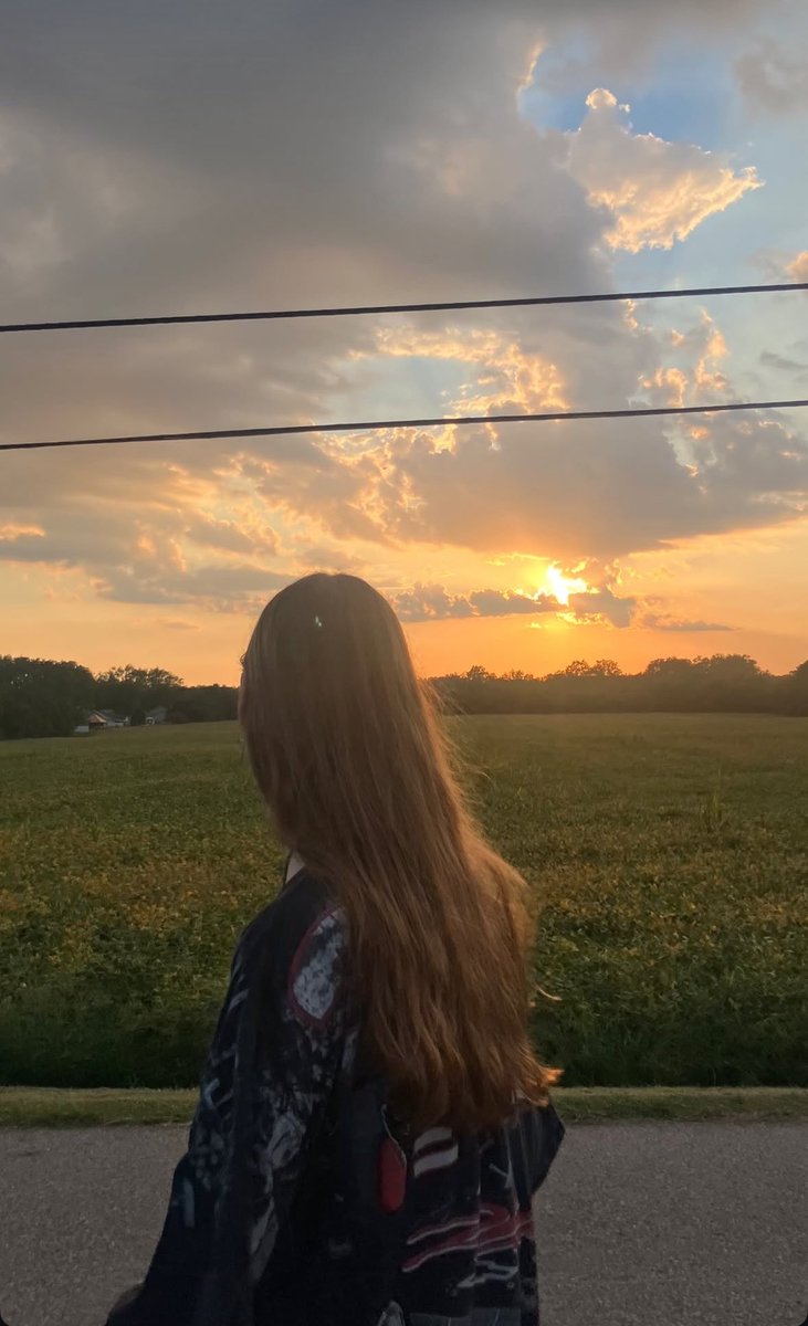 fIuttercain's tweet photo. im having a bad day and this picture somehow just made me feel a bit better. idk it’s so pretty.. ♡ https://t.co/y9frlVrEFr