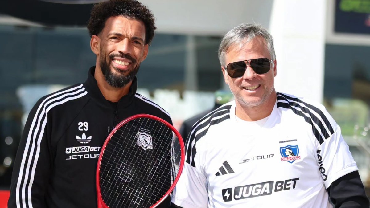Cooperativa's tweet photo. [Video] "De Josimar a Vozinha": La gran entrevista del arquero de Colo Colo con Fernando González https://t.co/W1agFaYUTX https://t.co/rkB8axeeOS