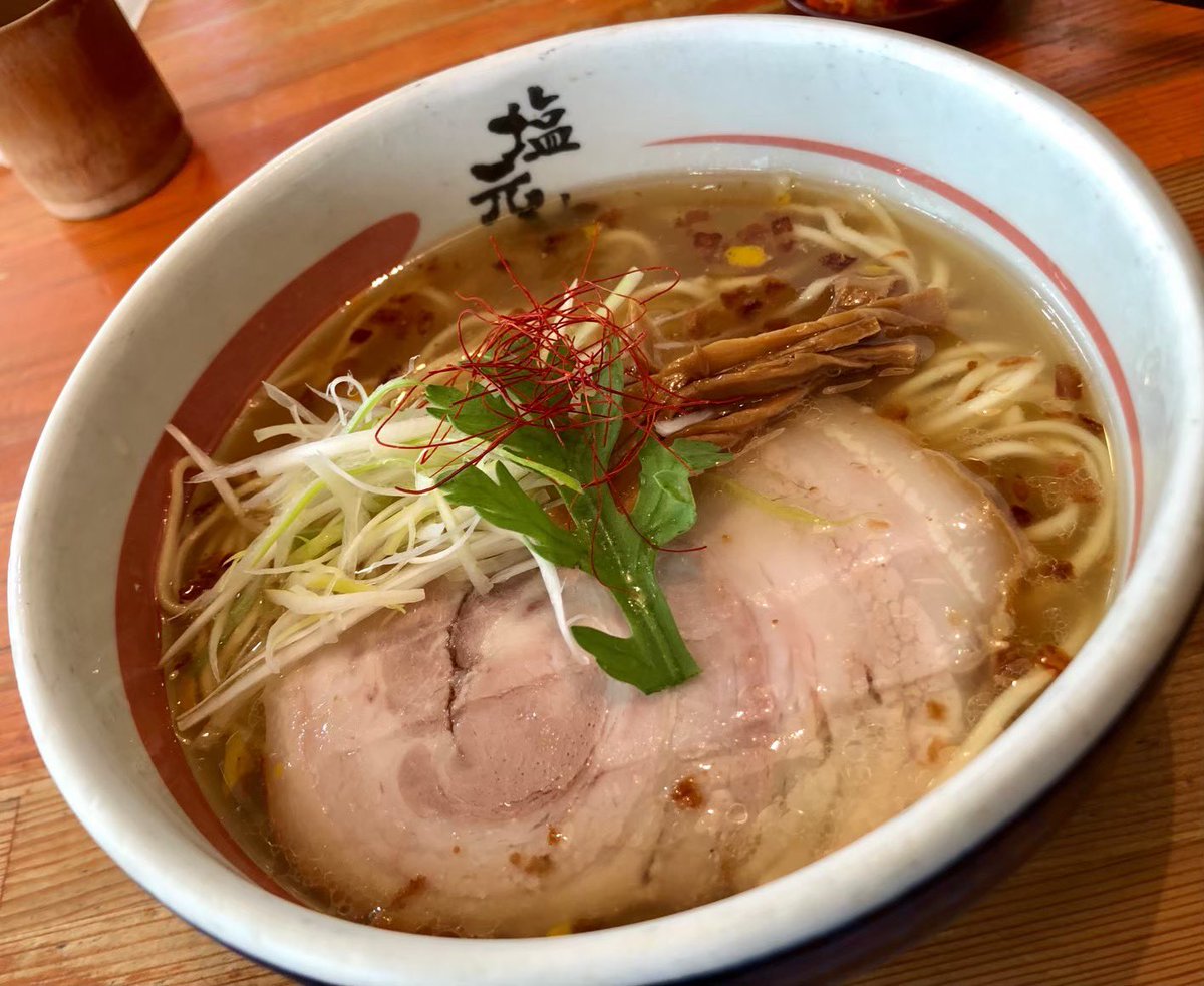 kyotoshiogensui's tweet photo. いつもご覧いただきありがとうございます！

京都塩元帥です！

少し涼しくなってきました😌

熱々の定番、天然塩ラーメン
今週末までの期間限定、冷麺

11時よりご来店お待ちしております💪 https://t.co/ANSwyAiAPc
