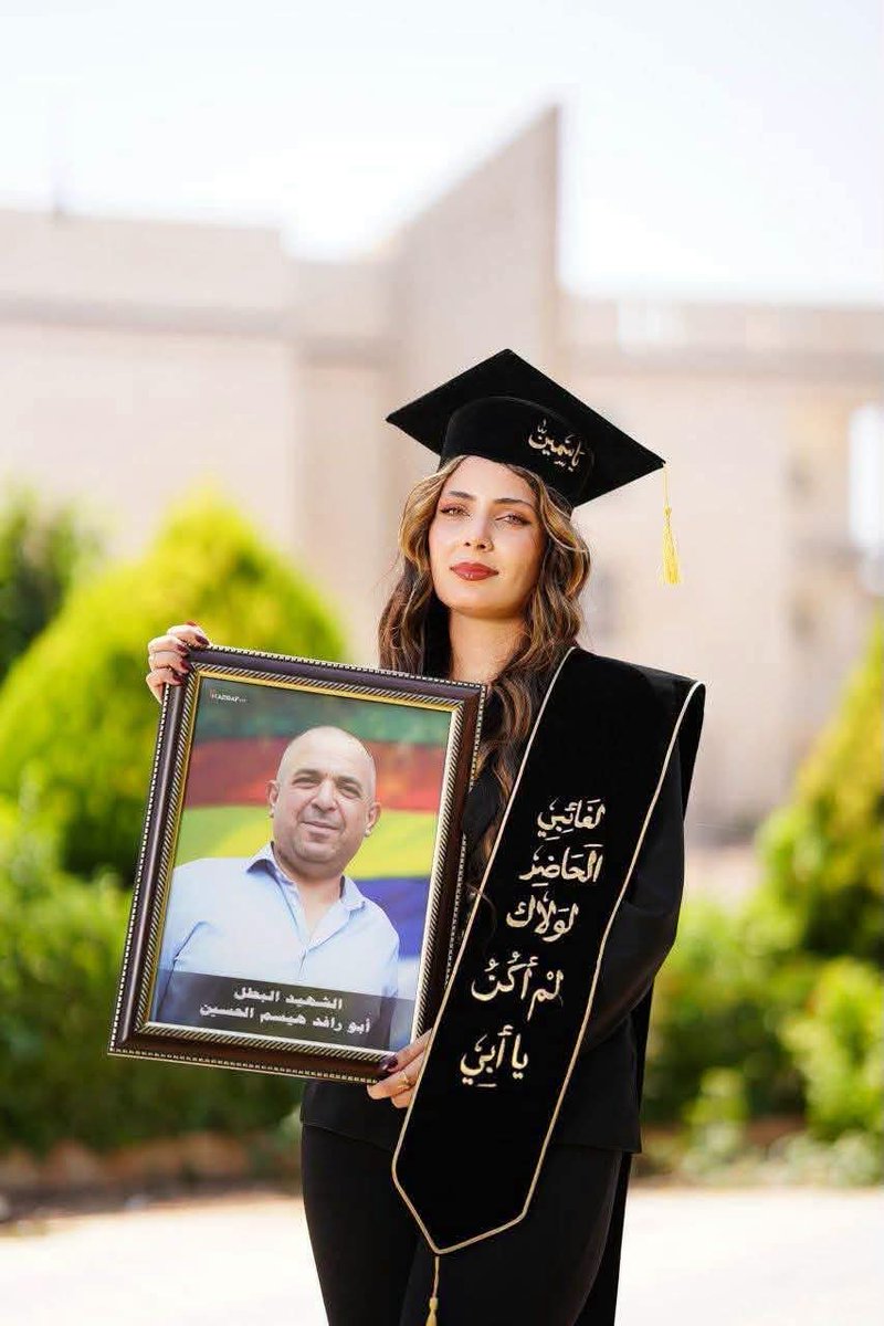 mohammad_shazar's tweet photo. تخرجت اليوم المهندسة ياسمين الحسين، ابنة هيسم الحسين، من كلية الهندسة الطبية في دمشق.

والدها قتل في أحداث تموز الدامية 2025… ومع ذلك لم تتاجر بدمه، وأكملت الطريق الذي كان يريد أن يراها فيه.

الجامعات السورية مشرعة أبوابها لكل السوريين.. بما في ذلك طلابنا بالسويداء بعيدا عن الشحن الطائفي والحقد الذي يريد الهجري ومليشياته زرعه في قلوبهم.

حملت ياسمين صورة والدها اليوم في تخرجها،  وكتبت على رداء التخرج: "لغائبي الحاضر.. لولاك لم أكن يا أبي".. 

آن الأوان لوقف متاجرة الهجري بملف التعليم فعلى مدار عامين حرم طلاب البكالوريا بسببه من دخول الجامعات السورية.

من صفحة الإعلامي محمد نور