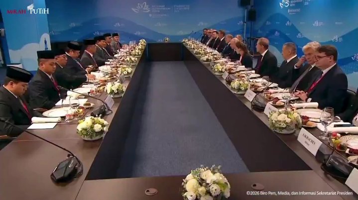 satirnesia's tweet photo. posisi wowo sama putin ini di tengah-tengah dan saling berhadapan kan ya? terus teddy ngasih jempol ke siapa anj. pandangannya antara ke putin atau penerjemah, tapi setelah teddy ngasih jempol, pandangan putin kayak ke arah teddy begitu. 

teddy anj mau sok asik tapi jatohnya gak sopan woi.