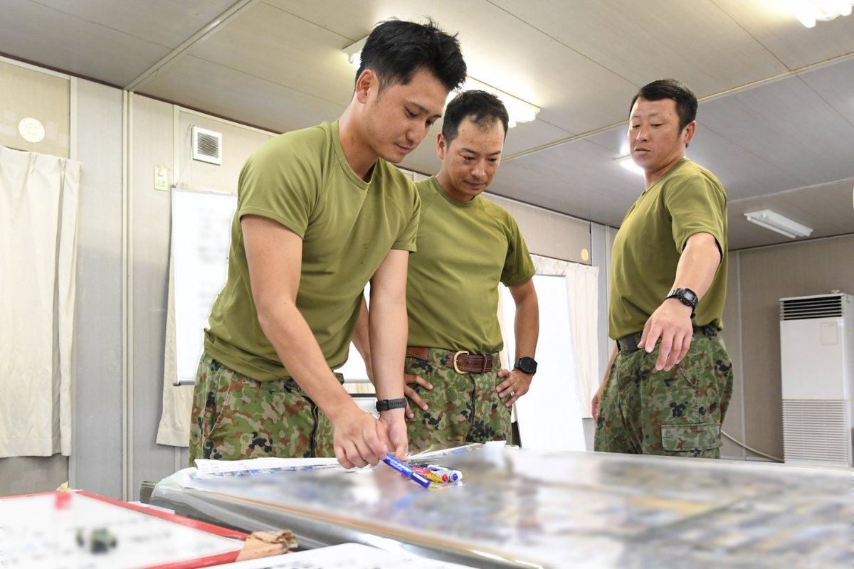 CRR_JAPAN's tweet photo. 戦闘教練集合訓練の続きを紹介します。
後段の訓練では、作戦準備における計画作成から実際的な戦闘行動を練成し、隊員の状況判断能力などを向上させて部隊行動へ習熟させます。
訓練風景をご覧いただき、感想をコメントでお聞かせ下さい。
＃自衛隊　＃射撃 https://t.co/oUSa90e3L8