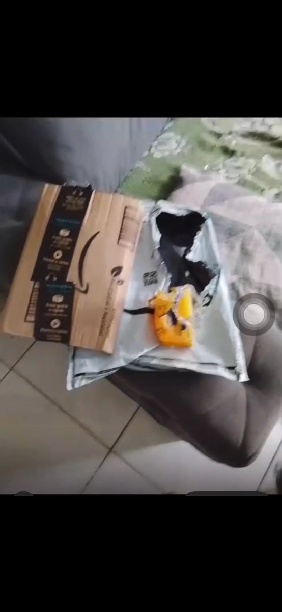 hobisvantt's tweet photo. Um Absurdo! Comprei um celular de presente para a minha irmã na @amazonBR, atrasou e quando finalmente chegou, veio um SABÃO EM PEDRA na caixa.
Para piorar, o suporte disse que não fará o reembolso porque a embalagem foi violada e desligaram na minha cara! https://t.co/0HJfdbhp8U