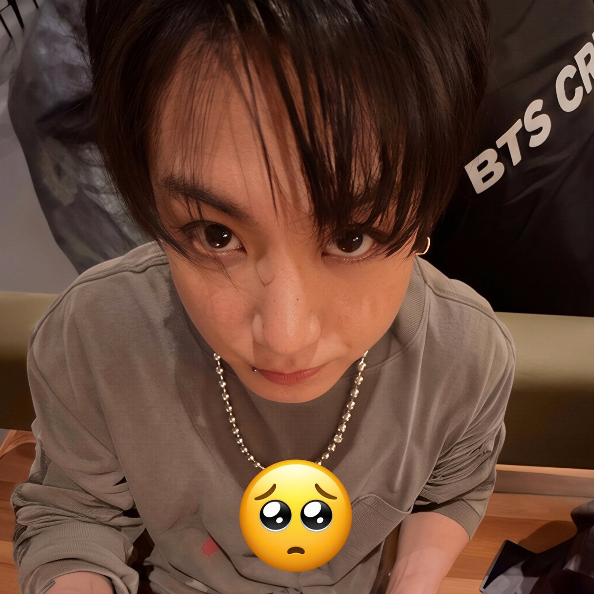 querivell's tweet photo. quero encher meu whatsapp de figurinhas do jungkook com esses emojis, elas combinam muito com a forma como eu reajo às coisas https://t.co/uttwQLqtiV
