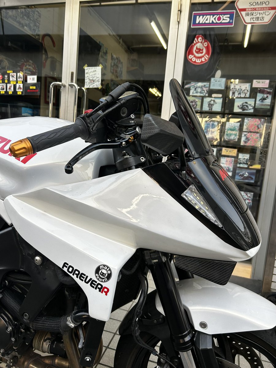 motodowell's tweet photo. あー！！！残念でございます…。

9月6日「KATANAミーティング2026」台風のために中止になりましたね。

SUZUKI様のご決断、正しいと思います。

今回は「カタナフォーエバーリトラEVO」をハイエースで持って行こうと計画してました。

日常なので、ナンボでも出来る「カタナフォーエバー逆積み」を披露予定、1ヶ月前からキックボクシングで鍛えて万全のコンディションに整えてました…。

嘘、これは力でなく、度胸とバランス感覚と抜重です。（姉さんが怪力なネアンデルタール生き残りではない）

↓リトラはぶっつけ本番、練習なし、なんならガタガタのアスファルトは緩やかな登りな動画

ご希望であれば、あなたのバイクでも出来ます♫（いっさいの責任は負わん）

別日だともうスケジュール入れられないので、また来年でーす♫