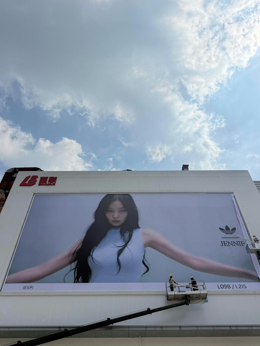 Glamour_JENNIE's tweet photo. 260904 #JENNIE x ADIDAS AD Spotted in China

#JENNIE #제니 https://t.co/jSuXLq9oML