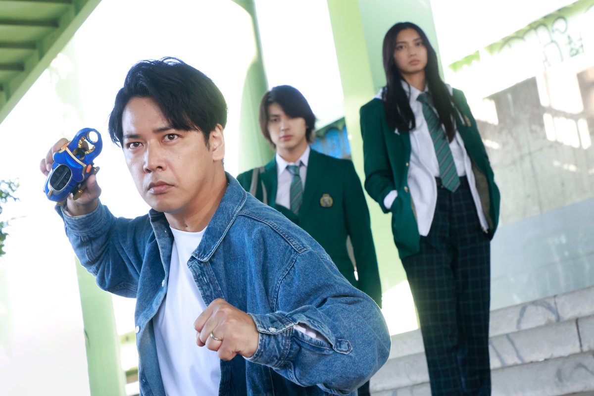 oricon's tweet photo. 『仮面ライダーカブト』20周年作品、
舞台あいさつ開催＆全国で生中継へ
⠀
天道ヒカル、豆腐持ってる❗
新たな場面カット15枚一挙解禁
https://t.co/41ulSQmCVW
⠀
ガタックとカブトが並んだ姿や
オリジナルライダーの仮面ライダーアトラス、ギラファが戦っているシーンも https://t.co/bYxcKHWyt9
