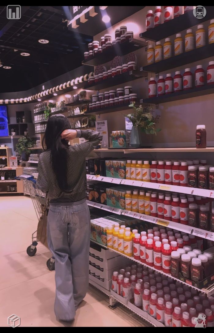 nadjavansss's tweet photo. 🍨Juice made from grapes, strawberries, and peaches. A quiet tenderness lingers between us as we fold clothes shoulder to shoulder—ordinary household tasks shine softly with a love left unvoiced, every subtle feeling spun gently through the space we share. https://t.co/V7RR5Q4MEK