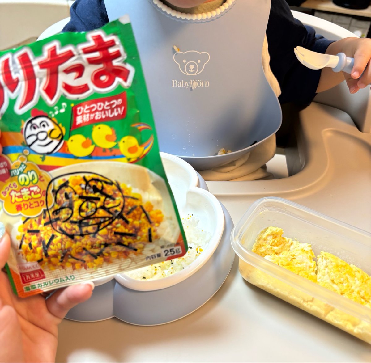 sakeyakuzaneko's tweet photo. アンパンマンふりかけの在庫切らして特大癇癪😡
だったけど、夫がのりたまにアンパンマン描いたら満足した様子でご飯再開した😅

これでいいんかい😅 https://t.co/xIuk0IGykD