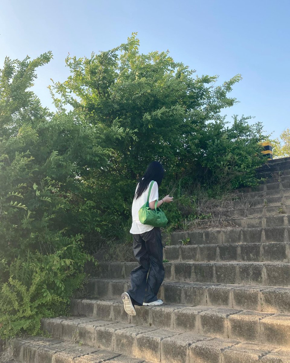 NobukoZinnq5's tweet photo. Howdy! 🌻 Don’t forget: your journey matters—keep walking, keep growing. 🌈
AxWAtu https://t.co/VgWB7ll8sc