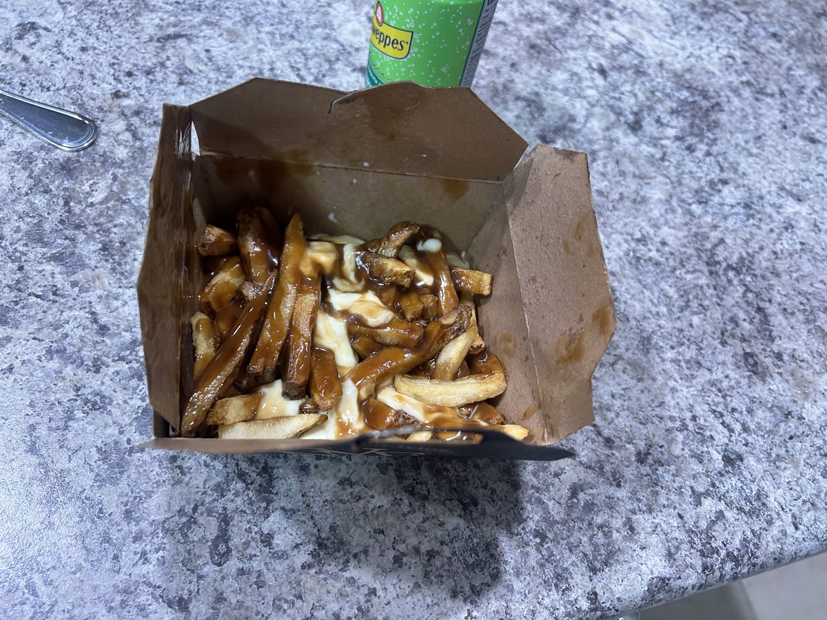 SWSB76's tweet photo. @NewYorkFries Hey, you rip off artists!  There's no way the order, below, I just received could be shared with my bestie!!!  🙄🙄🙄  What happened to you bunch of frauds??  Give me back my money!!  This is, literally, how I pulled it out of the bag!  You guys should be EMBARRASSED!! https://t.co/lmqVdGs36I