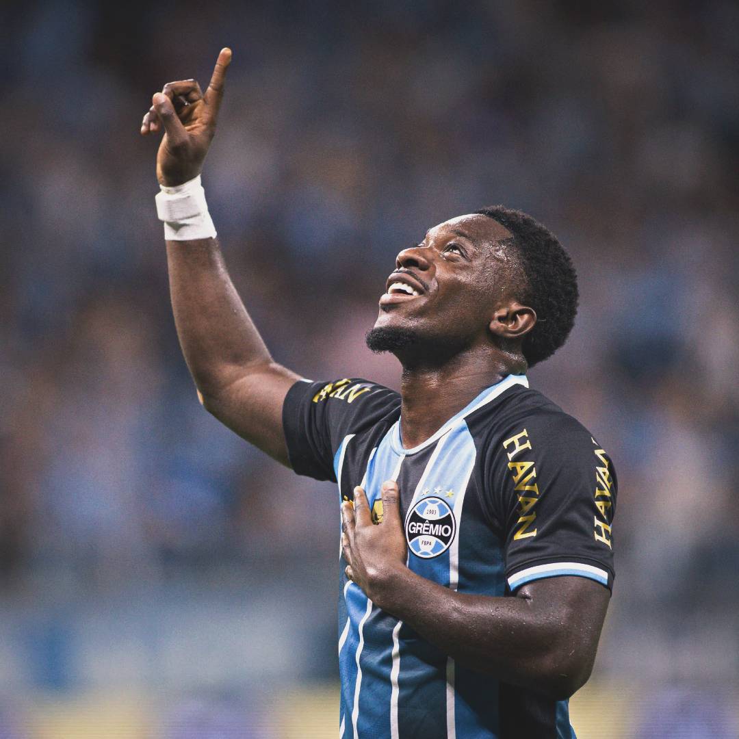 R10Score's tweet photo. Francis Amuzu tem 3 participações em gols em 4 Gre-Nais (mata-mata) em 2026!

🅰️🅰️ Copa do Brasil
✖️ Copa do Brasil
✖️ Gauchão
⚽ Gauchão

Decisivo demais! 💪🏼 https://t.co/dUFkG5f2Fv