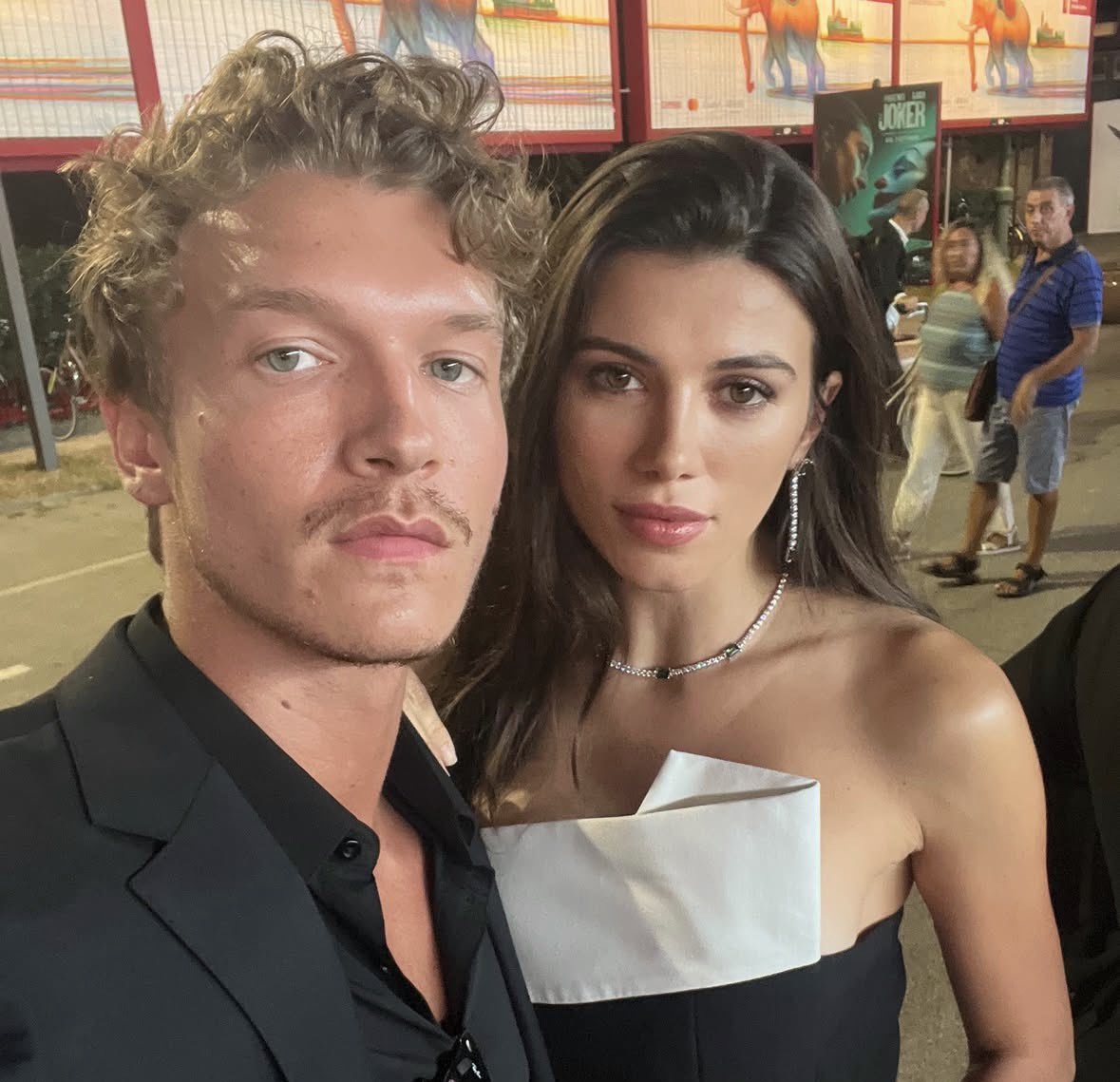 ConnorStorrieFR's tweet photo. Eh oui… c’est bien celle-ci la photo originale 😅 Connor n’a jamais été seul sur l’image. https://t.co/JJOE5ytNjf