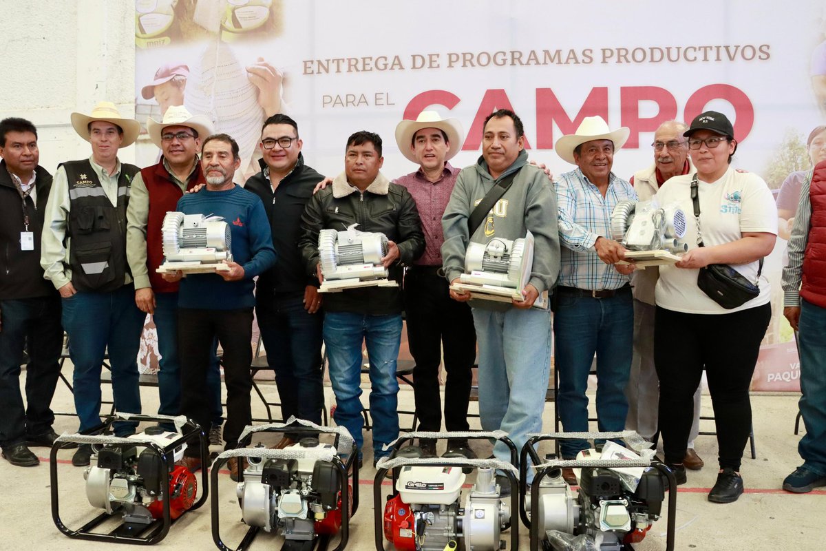 AgriculturaHgo's tweet photo. mejorar las condiciones de las familias del campo. 🤝🌾

En El Arenal, se entregaron equipamiento avícola, huertos familiares, aves de doble propósito, equipamiento acuícola, semillas, herramientas, mochilas fumigadoras, desbrozadoras, hijuelos de maguey y vientres ovinos https://t.co/pHjAoyYocu