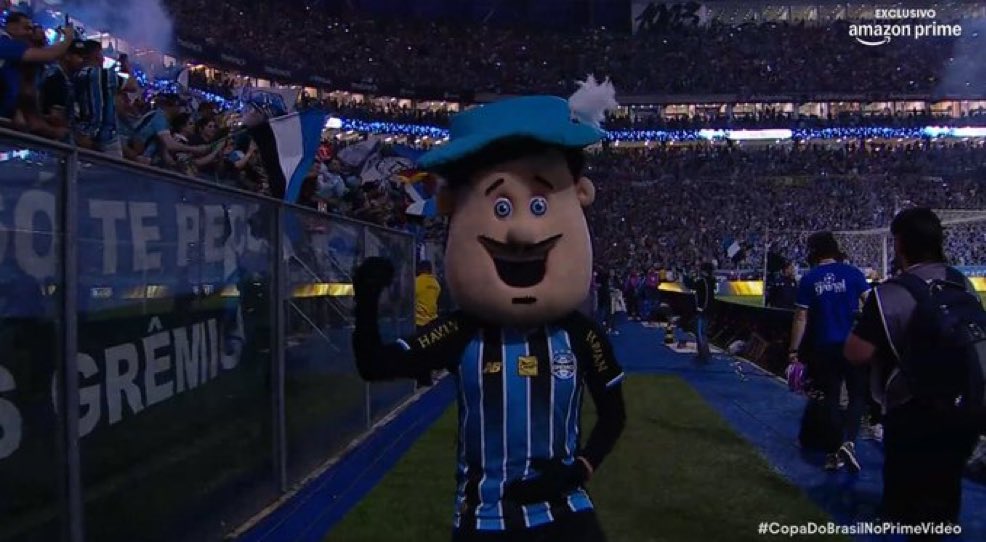 realmilgrauu's tweet photo. Faz 15 anos que o Internacional não ganha um titulo importante, ai colocaram pra tocar uma valsa no estádio assim que o juizão apitou o fim do jogo

E botaram o mascote do Grêmio pra dançar uma valsa kkkkkkkkkkkkkkkkkk

Resenha HISTÓRICA https://t.co/0xilYxqM50