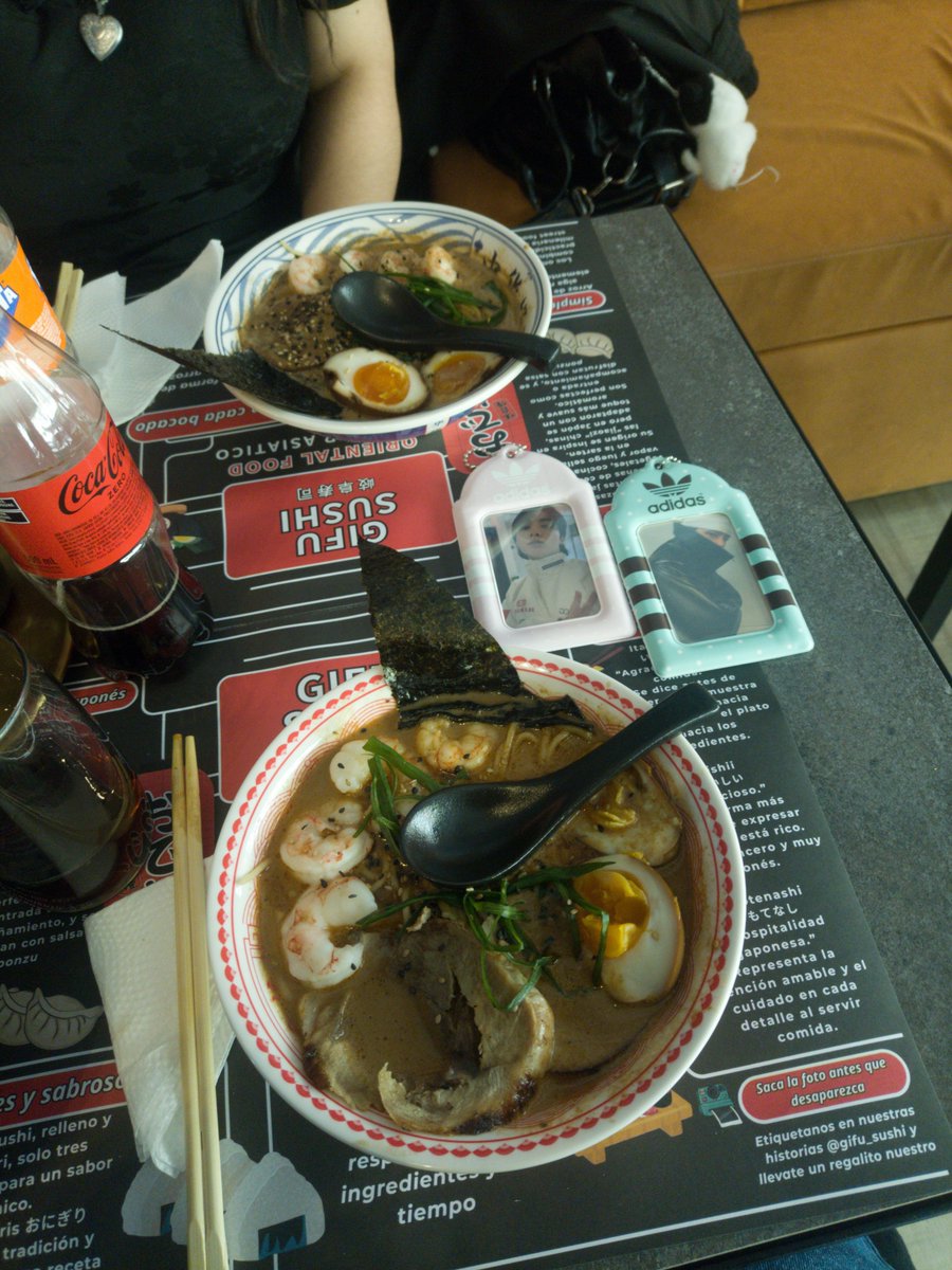 vangyals's tweet photo. si nos ven a @jmssiren y a mi comiendo dejennos ahí tranquilas https://t.co/hryxuA8VDC