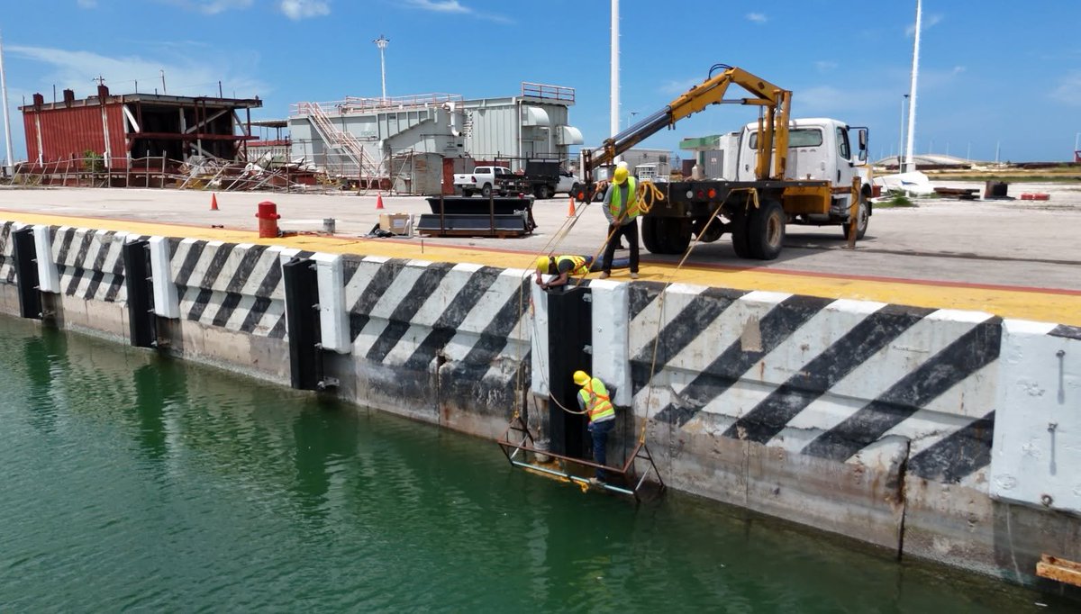 JLavalleMaury's tweet photo. En el #PuertoDeSeybaplaya continuamos fortaleciendo la infraestructura portuaria mediante trabajos de rehabilitación y mantenimiento, a través del @apicampeche .

Entre las acciones realizadas se encuentran la instalación de nuevas defensas marinas y la reinstalación de defensas recuperadas en la Plataforma 2, así como la rehabilitación de la bodega y caseta principal de seguridad del Parque Industrial y mejoras en la caseta de seguridad de la Plataforma 3.

Estos trabajos permiten brindar mayor seguridad en el atraque de embarcaciones, proteger la infraestructura y mantener instalaciones funcionales para fortalecer las operaciones del puerto.
#economíacampeche