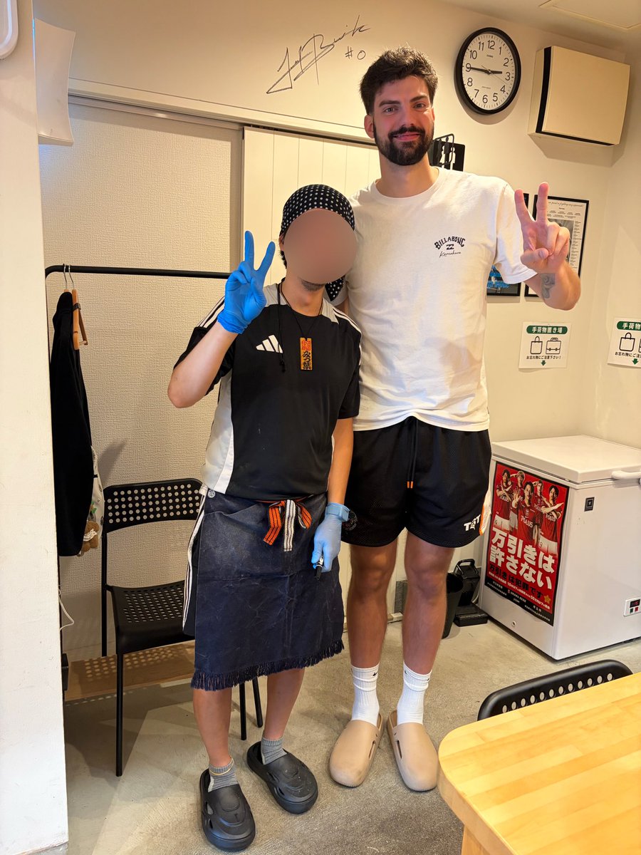 shionoodlesshio's tweet photo. おはようございます😁

さいたまブロンコスの
トレント・バットリック選手から

My favorite ramenというお言葉を頂きました🙏

お腹一杯になったかな🤔

英語の勉強をしっかりしておけばと後悔😩

背伸びしたり椅子に乗って書いてもらった訳ではございません😚

今日も1日宜しくお願いします🙇 https://t.co/2TO9hgLICP