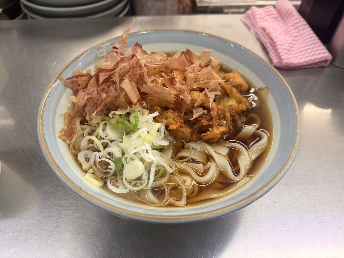 masa71915329's tweet photo. 名古屋に着いて、3、4番線の『住よし』のきしめんをしばいた🍜
朝の天ぷらは揚げたで美味しいと言われたので、朝からかき揚げきしめん。
めっちゃ美味しかった😋
さてと仕事してきます👍 https://t.co/2gSOgrevKj