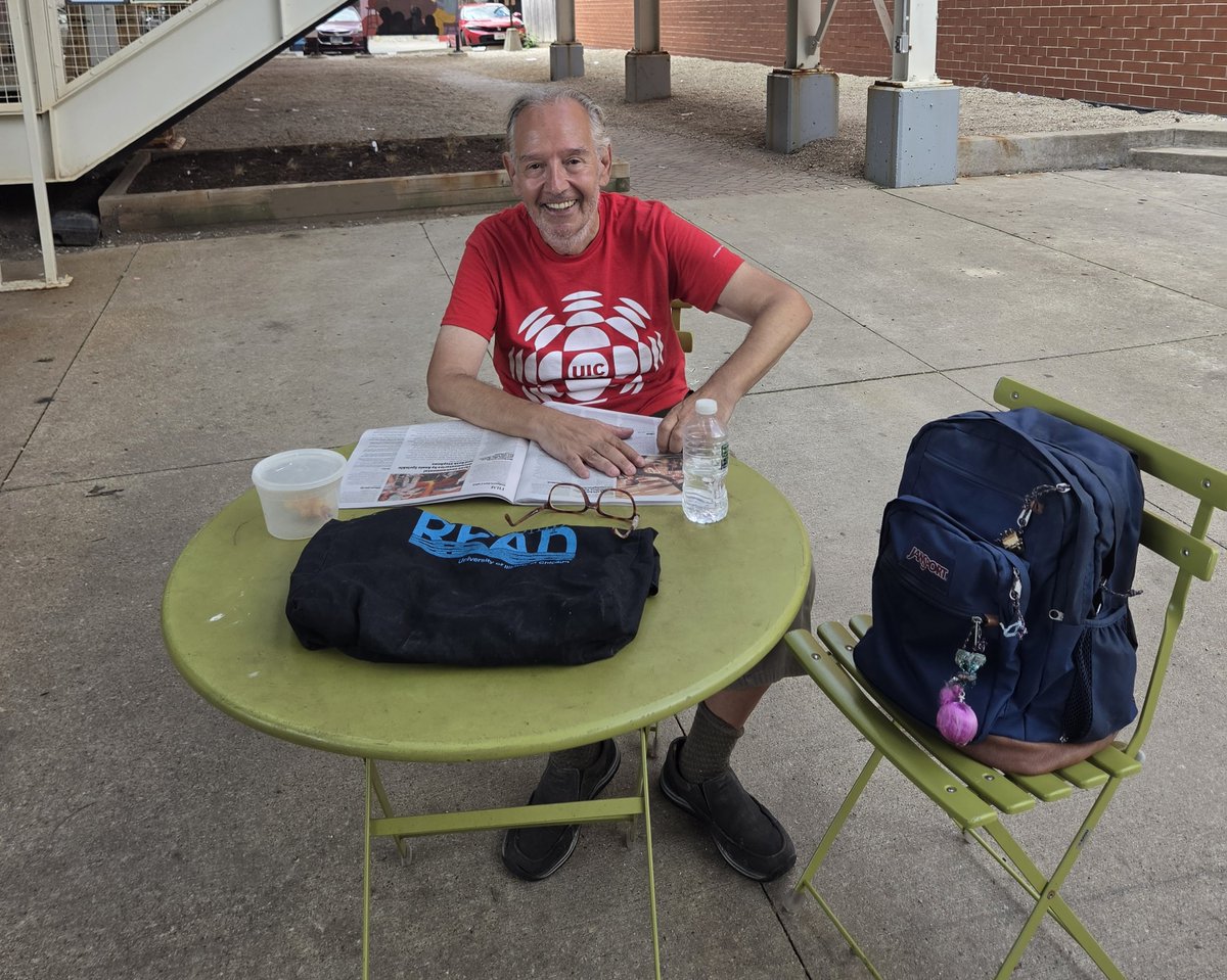 leoklein's tweet photo. Eating lunch and reading the Chicago Reader under the EL tracks ... Nice summer day 🙂 ... https://t.co/Zq0aV4EG6w