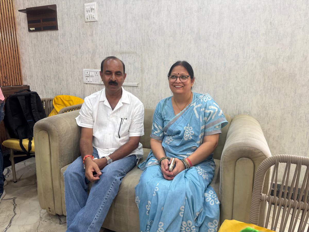 PadmaO69427's tweet photo. मेरे संघर्षों के सफर में जब भी मैं थकी या हौसला डगमगाया, मेरे मार्गदर्शक का विश्वास मेरे साथ खड़ा रहा। 🙏

उन्होंने सिर्फ राह नहीं दिखाई, बल्कि हर मुश्किल में मेरा हौसला बढ़ाया और आगे बढ़ने की ताकत दी।

मेरे लिए उनका विश्वास और साथ, मेरे संघर्षों की सबसे बड़ी ताकत है। ❤️🙏 https://t.co/XYNAJzf6GD
