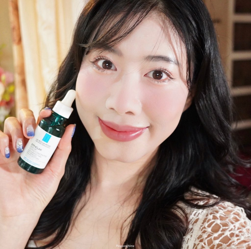 pingponghime6's tweet photo. เป็นสิวทีไรต้องหยิบขวดนี้มาใช้เซรั่ม La Roche-Posay Effaclar มี Peeling Acid ผลัดผิว 3 ตัวที่จะช่วยผลัดผิว ลดสิ่งอุดตันในรุขุมขนทำให้สิวแห้งยุบ หัวสิวหลุดง่าย รอยสิวหายไว ยิ่งพวกสิวอุดตันที่อยู่ใต้ชั้นผิวน้องจะถูกเคลียร์ออกมา ใช้ต่อเนื่องหน้าเนียนใสเลย

ทริคเล็กๆ ใช้เซรั่มผลัดเซลล์ผิวพร้อม Cicaplast Baume B5+ เสริมเกราะป้องกันผิว ให้ความชุ่มชื้น ผิวเนียนละเอียด รูขุ���ขนเบียด กลาสสกินมีจริงจ้ะ