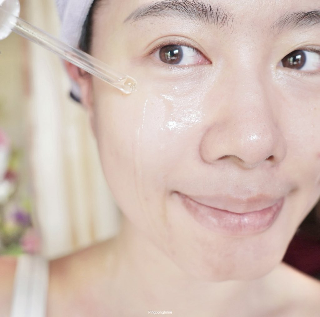 pingponghime6's tweet photo. เป็นสิวทีไรต้องหยิบขวดนี้มาใช้เซรั่ม La Roche-Posay Effaclar มี Peeling Acid ผลัดผิว 3 ตัวที่จะช่วยผลัดผิว ลดสิ่งอุดตันในรุขุมขนทำให้สิวแห้งยุบ หัวสิวหลุดง่าย รอยสิวหายไว ยิ่งพวกสิวอุดตันที่อยู่ใต้ชั้นผิวน้องจะถูกเคลียร์ออกมา ใช้ต่อเนื่องหน้าเนียนใสเลย

ทริคเล็กๆ ใช้เซรั่มผลัดเซลล์ผิวพร้อม Cicaplast Baume B5+ เสริมเกราะป้องกันผิว ให้ความชุ่มชื้น ผิวเนียนละเอียด รูขุ���ขนเบียด กลาสสกินมีจริงจ้ะ