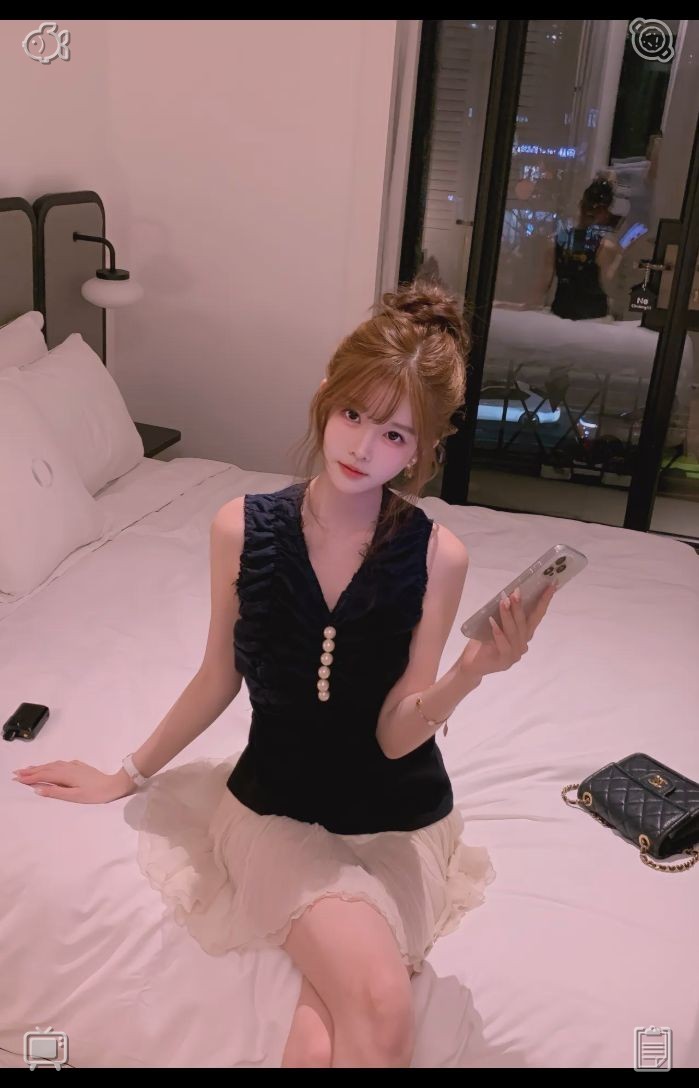 ucchiii67's tweet photo. 🚈A slim volume of witty tales—"That must be Mrs. Henderson," Mr. Harris remarks, bending to get a better view. "She used to be a stunning lady. I recall her from when she first arrived in town—just a young girl back then, brimming with energy." https://t.co/OTSgwBLhfd