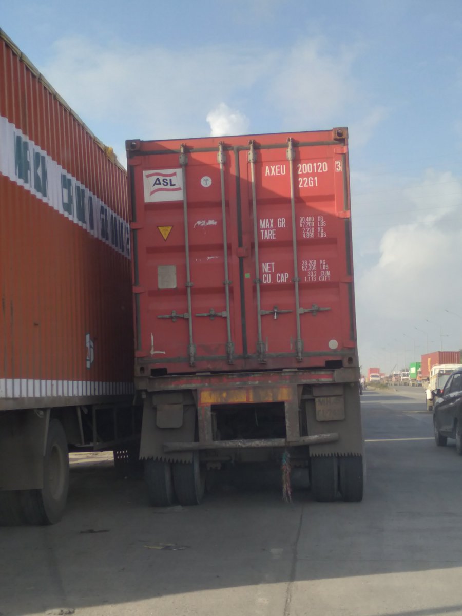 pravinraikar7's tweet photo. Reminder 1275 : 

#ViralTweet

Daily illegal parking of heavy vehicles on both sides of JNPT to CBD Belapur highway, Navi Mumbai has become a nightmare for smaller vehicles. Wrong side & rash driving of heavy vehicles is also a major concern on this highway. 

Where is traffic police ?

#publicsafetyfirst 

@Dev_Fadnavis 
@MMVD_RTO 
@DGPMaharashtra 
#NaviMumbaiPolice 

@mariakauriam 
@RajaSubramani22 
@JagdeepDESAI9 

#NaviMumbaiNews
#VashiTimes 
#TOINaviMumbai