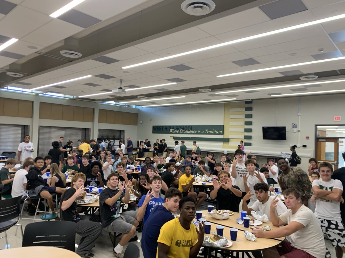 ICWestFB's tweet photo. Another great night of food and our football family!

We truly have amazing people that support our program and provide our Trojans the best experience possible.

Thank you Van Daele Law for your generous sponsor and to Vesta for creating the delicious meal!

#WeAreTrojans https://t.co/hyfWXHSPE7