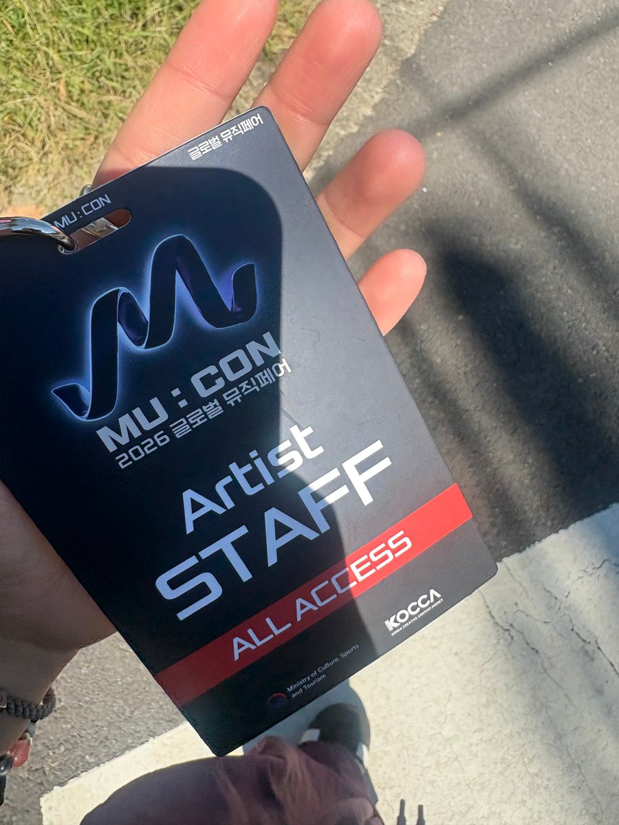hellospeaks's tweet photo. [260904] 10:10 AM KST

"오늘은 뮤톤하는날"
"Today is MU:CON day!"

"리허설 하고와써"
"I just finished rehearsal" https://t.co/goQq995qsT