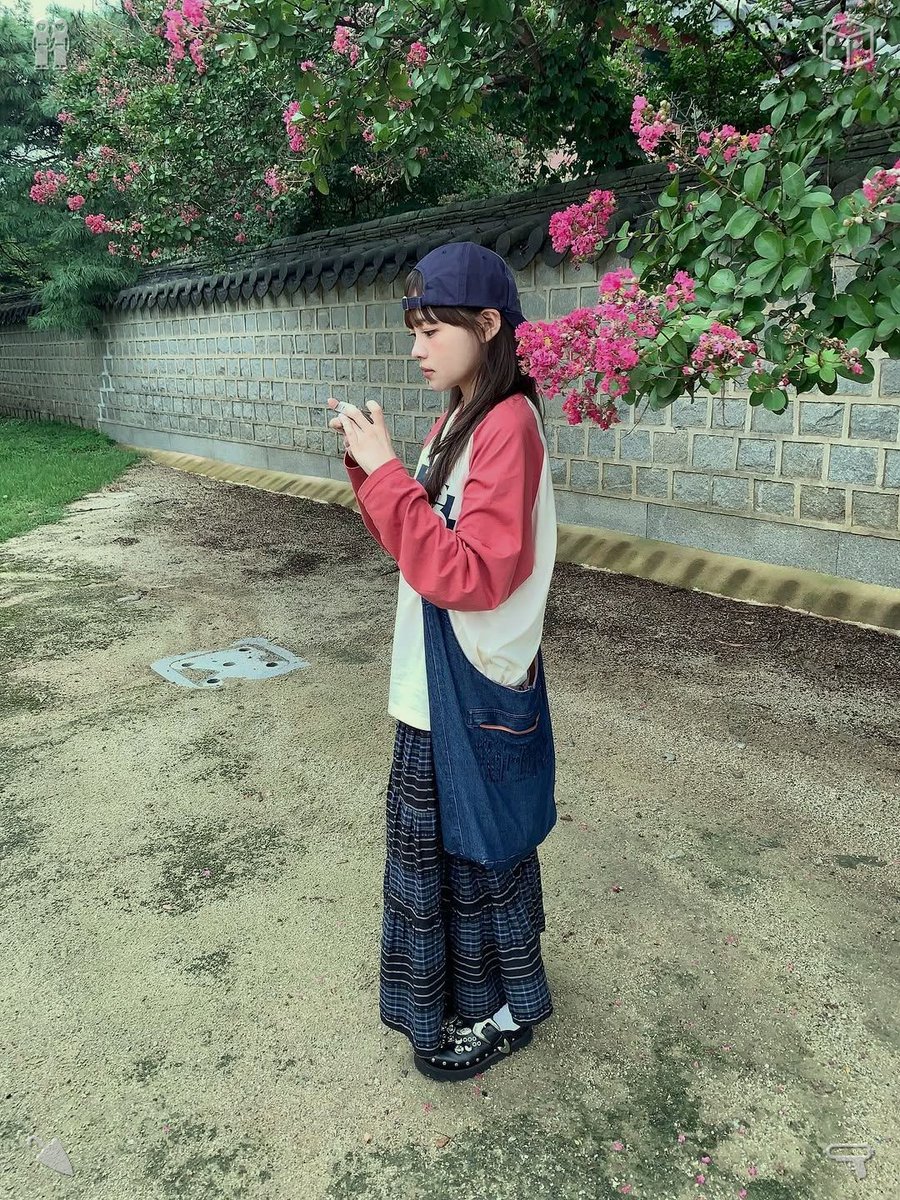 literackieserce's tweet photo. 🤤Juice of cherriesA pale lampshadeFor a brief second, Clara kept her gaze on him, her thoughts drifting to her granddad—someone who adored tossing crumbs to the birds in the park beside the house where she grew up, his chuckles blending with the sparrows’ songs and the ducks https://t.co/pdVX9ff93K