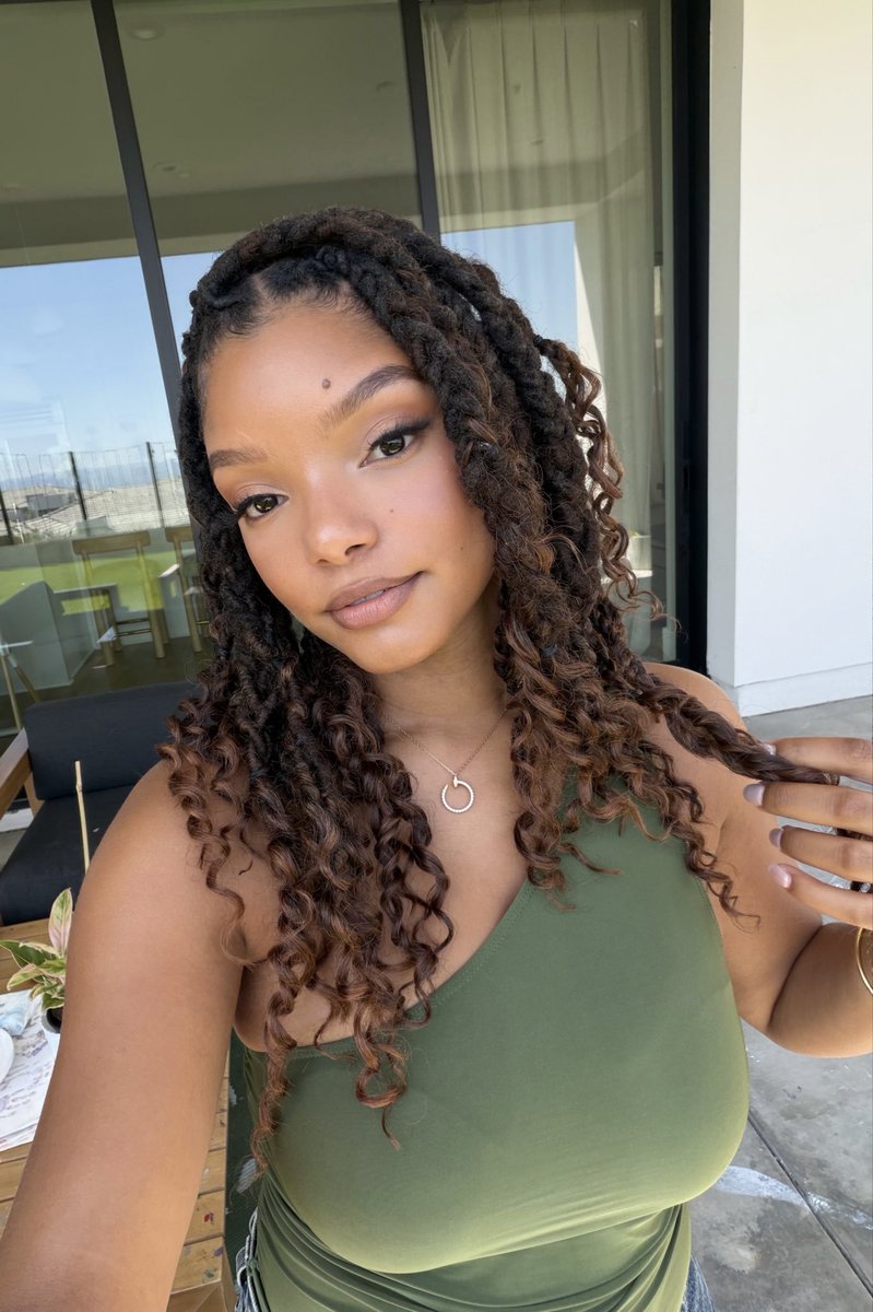 YonathanCa31046's tweet photo. @HalleBailey Me gusta mucho ese color en tú pelo, Halle, princesa mía. 🥰❤️👑💋🌊🐚🐠🦀💐 Así que muchos besos de tú hombre ( De tú príncipe 👑) Yonathan Cáceres Escobar.💋💋💋💋 Made in Spain ( España) y Andalucía. ❤️💛❤️💚🤍💚 I LOVE You!!! Mí... Amorrrr!!! 😂😂🤣🤣 https://t.co/eRQYuNGvFU