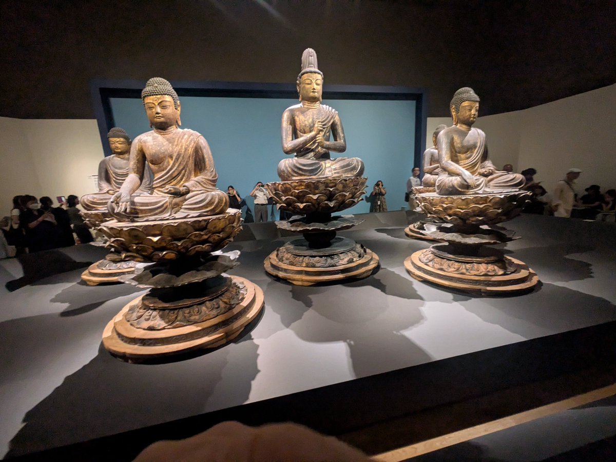 issuikai_jp's tweet photo. 東京国立博物館の平成館で、弘法大師生誕1250年記念「空海と真言の名宝」を拝観しました。鎌倉時代の「後宇多天皇宸翰・弘法大師伝」など15の国宝と60の重要文化財が展示され、まさに至宝が集結。空海ゆかりの名宝、密教美術、密教図像を通して、真言密教の世界をささやかながら堪能させて頂きました。 https://t.co/nG1JfXPggc
