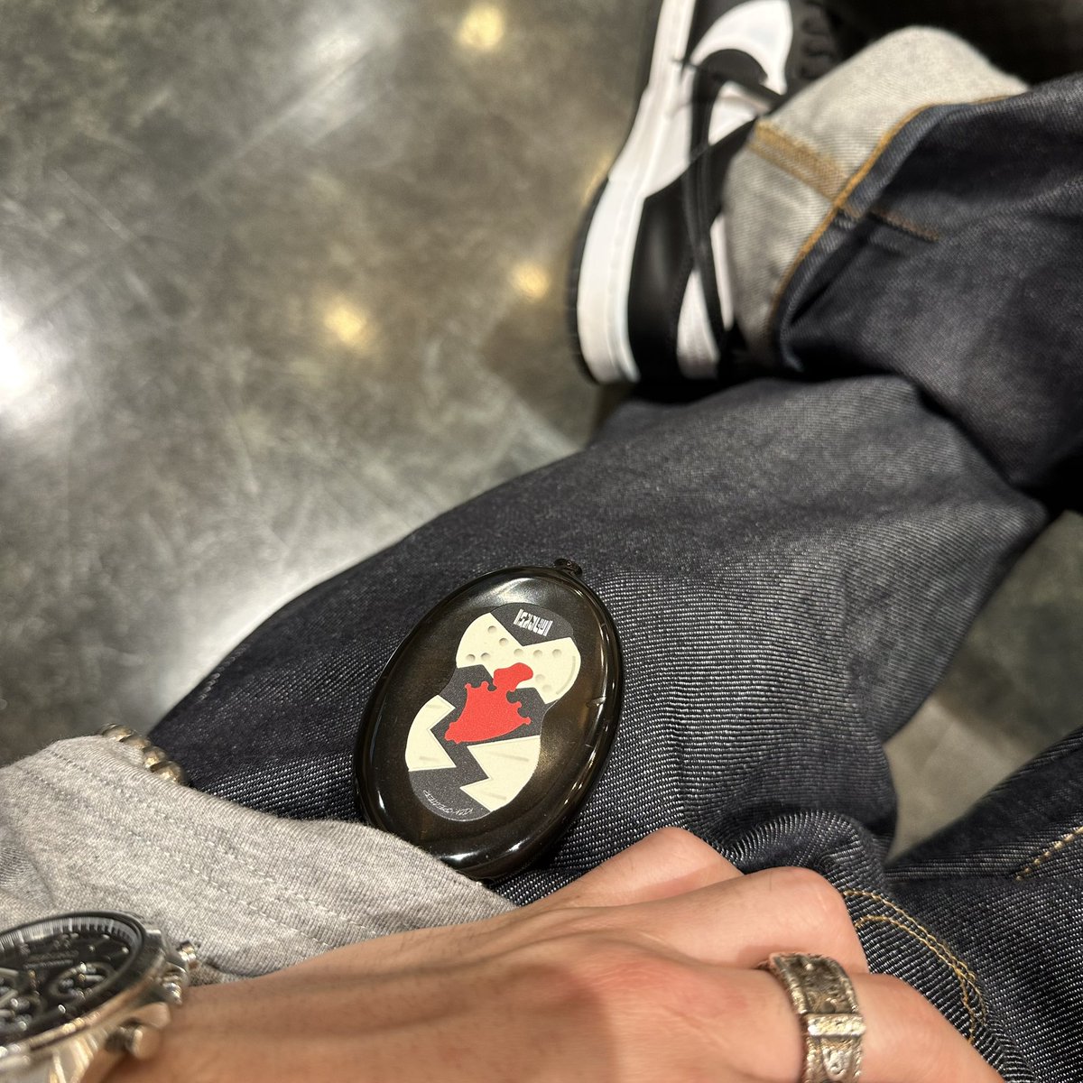 off_0325's tweet photo. ずっと使ってる@Makesomenowis コインケース☂️👟

#MARKS #ソフビ
#supreme #デニム #スニーカー https://t.co/IfWP4p2rxJ