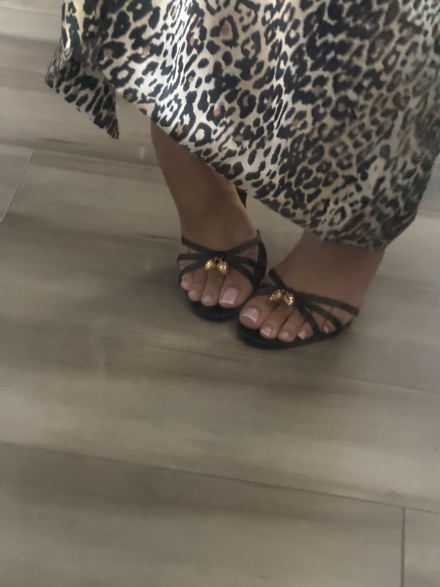 miss00seven's tweet photo. open toed shoe season is coming to an end 😫 https://t.co/cIUt5Gs91N