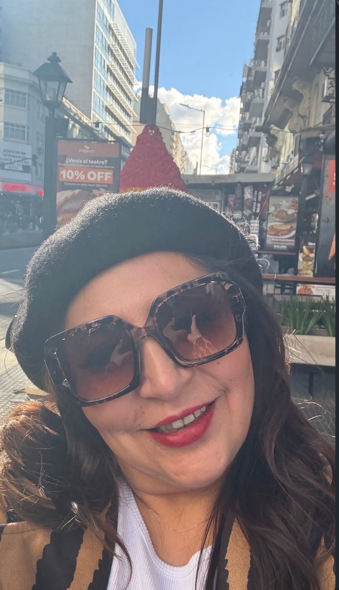 SAPPHICLEN4's tweet photo. pincoya turisteando por buenos aires 
ella es emily en paris 
#GranHermanl https://t.co/IDAkAcBApw