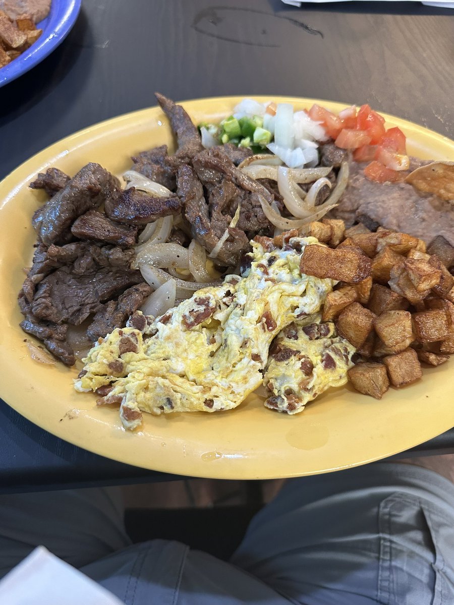IIIPERCENTER69's tweet photo. @trumplicans2024 Tejano breakfast plate pico de gallo, fajitas, diced potatoes, beans , bacon and egg mixed together! It’s a big meal with coffee 👍 https://t.co/zJhqoTxpYc