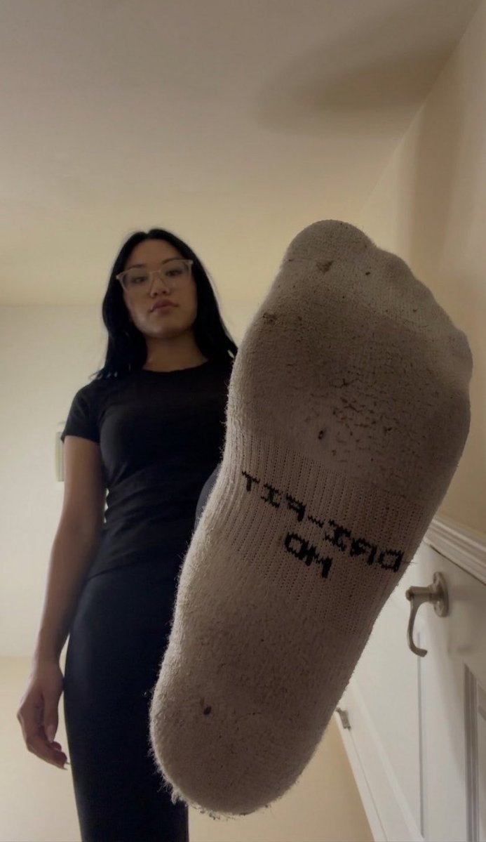 Molob6780's tweet photo. @Send2Cierra wants her dirty gym socks sucked clean send and do it now #paypig #gymsocks #dirtysocks #femdom https://t.co/4tqCmlLfcu