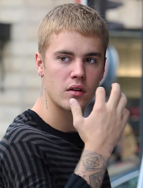 offmybieber's tweet photo. face card so strong that when he shaves he ages backwards https://t.co/5CzHxNYe0T