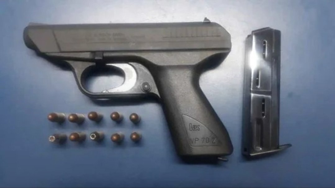 ExoticWeaponsBR's tweet photo. HK VP-70

9x19mm

Primeira pistola de polímero do mundo (não, não foi a Glock a primeira).
Poucos países a compraram. Em especial o Brasil e Paraguai.

Brasil adquiriu algumas para teste e uso do 1° batalhão de forças especiais, na sua versão M (com rajada de 3 tiros).

Paraguai adquiriu a versão Z, sem rajada. Provavelmente todas essas vieram de estoques públicos do Paraguai. É rara até mesmo no mercado americano, principalmente pela rejeição inicial ao polímero.

E além de tudo o gatilho dela é mais pesado que o revólver enferrujado guardado há 30 anos no cofre do seu avô.